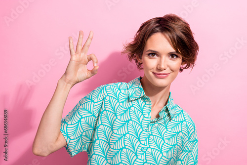Obraz na plátně Portrait of gorgeous business lady showing fingers okey symbol approving wear pr