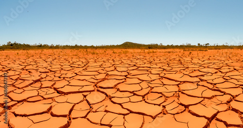Imagem do solo árido e rachado do sertão nordestino brasileiro photo