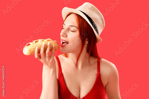 Beautiful young woman eatin...