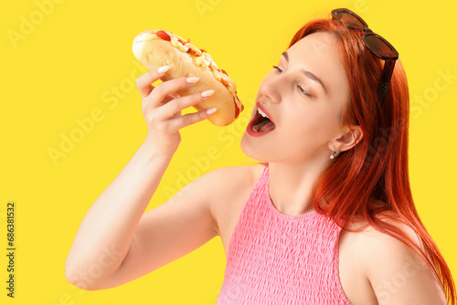 Beautiful young woman eatin...