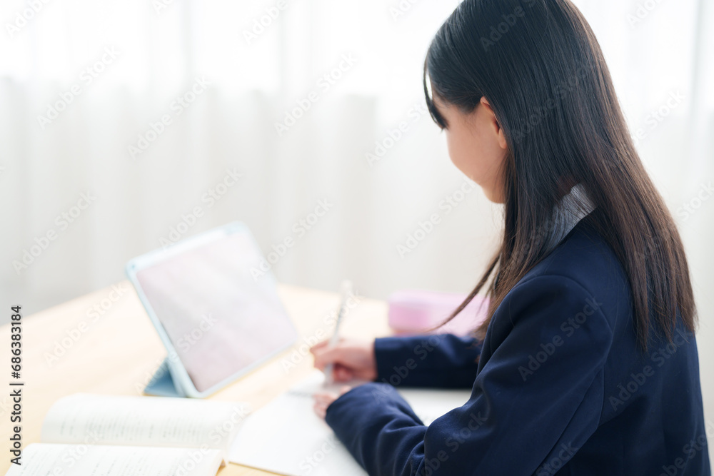 タブレットで勉強をする女の子 タブレットで勉強をする女の子