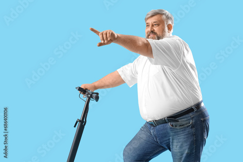 Mature man with electric sc...