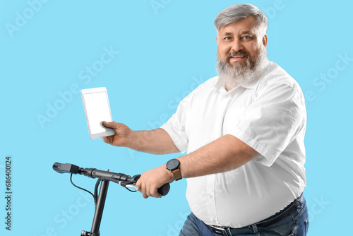 Mature man with tablet comp...