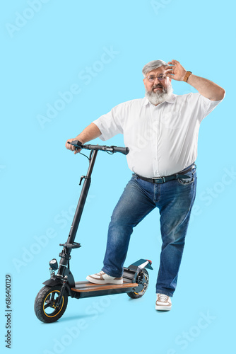 Mature man with electric sc...