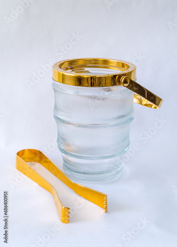 Szklany pojemnik na lód ze złotymi elementami