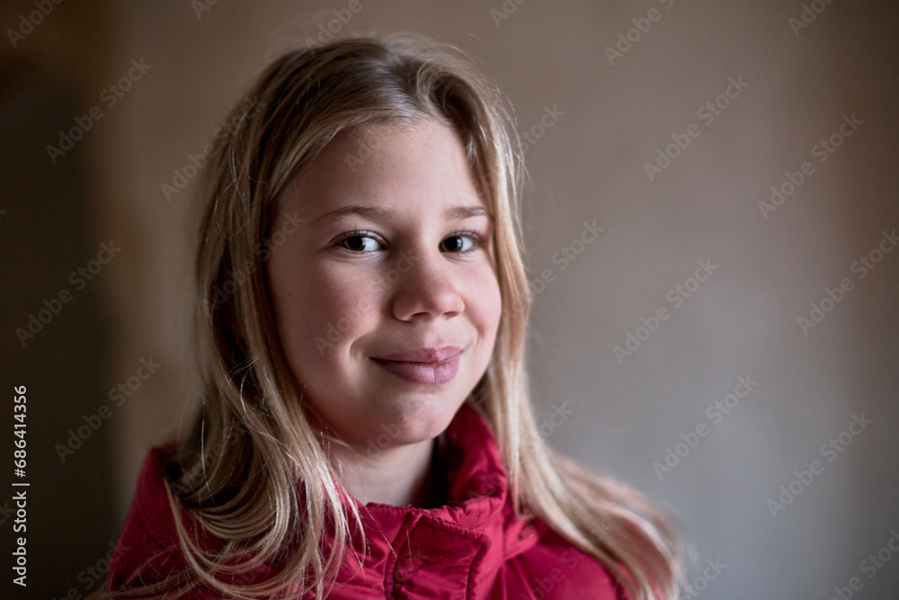 Douce Lueur, portrait en trois quarts d'une jeune fille de 10 ans, baignée dans une lumière latérale Douce Lueur, portrait en trois quarts d'une jeune fille de 10 ans, baignée dans une lumière latérale