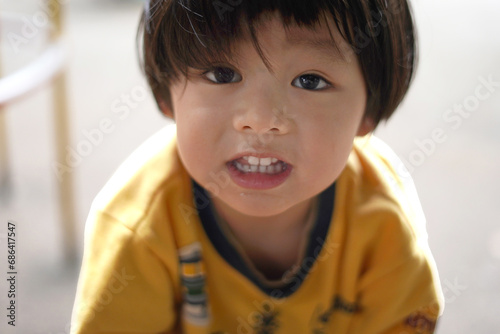 公園で遊ぶ小さな男の子の顔 / The face of a little boy playing in the park