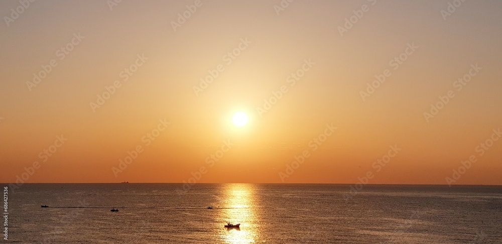 새벽 하늘과 바다, 떠오르는 밝은 태양의 아름답고 멋진 풍경 해돋이(일출) 영덕바다 - the shining sun