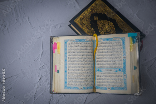 Fotografia An open page of Holy Quran, Al Kahf.