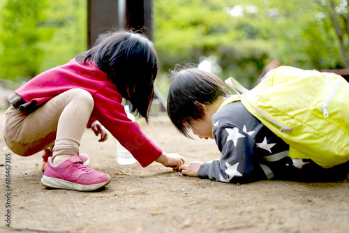 土遊びをしている子供たち/ Children playing with soil photo