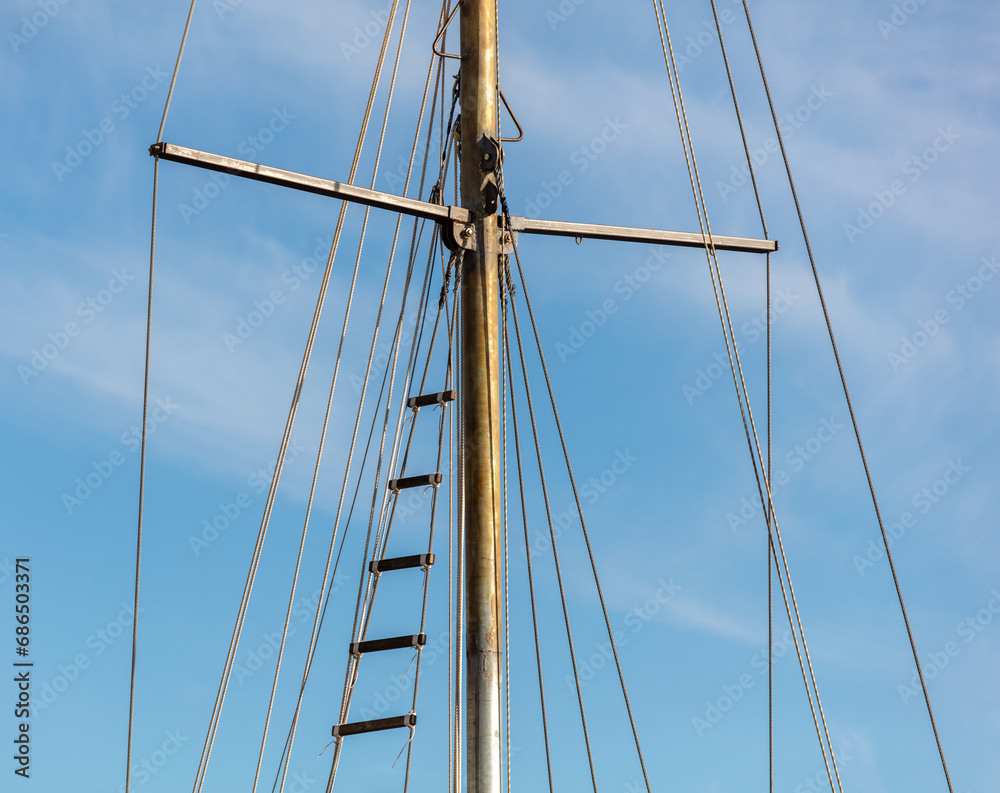 Obraz premium Mast on a ship against the blue sky