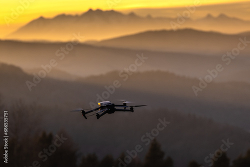 Fototapeta Naklejka Na Ścianę i Meble -  Na Malniku w Muszynie o zachodzie słońca. Widok na dron i góry w tle.