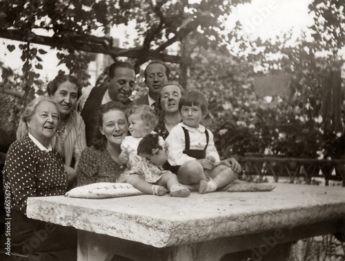 ANCIENT PHOTO WITH GROUP POSE