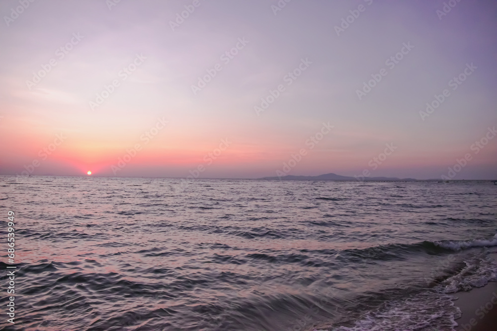 Obraz premium View of the beach and Pattaya sea as the sun sets.