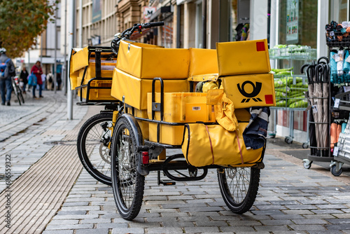 Dreirad der Deutschen Post bei der Briefzustzellung in einer Fußgängerzonen