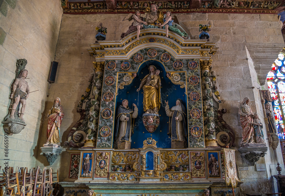 Autel baroque dans l'église de l'enclos paroissial de Pleyben, Finistère, France
