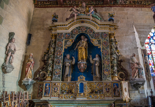 Autel baroque dans l'église de l'enclos paroissial de Pleyben, Finistère, France