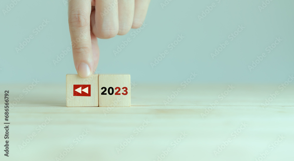 2023 Recap economy, business, financial summary, business review concept. For business planning in 2024. Replay icon and 2023 on wooden cubes on smart grey background and copy space. - obrazy, fototapety, plakaty 