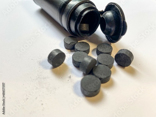 Cuadro en lienzo Few activated carbon pills