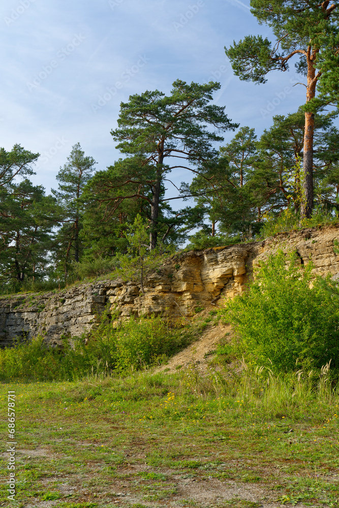 Weinberge und Muschelkalkfelsen am Naturschutzgebiet Hammelberg bei Hammelburg, Landkreis Bad Kissingen, Unterfranken, Franken, Bayern, Deutschland Weinberge und Muschelkalkfelsen am Naturschutzgebiet Hammelberg bei Hammelburg, Landkreis Bad Kissingen, Unterfranken, Franken, Bayern, Deutschland