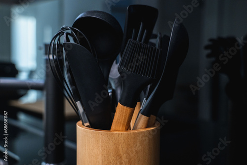 utensilios negros de cocina modernos 