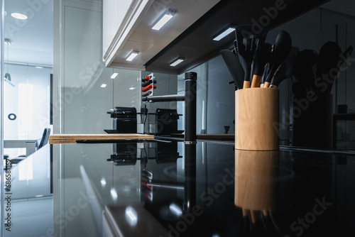 cocina amplia negra, con utensilios de cocina para cocinar