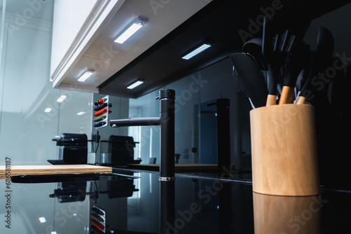 cocina moderna negra y limpia con utensilios de cocina 