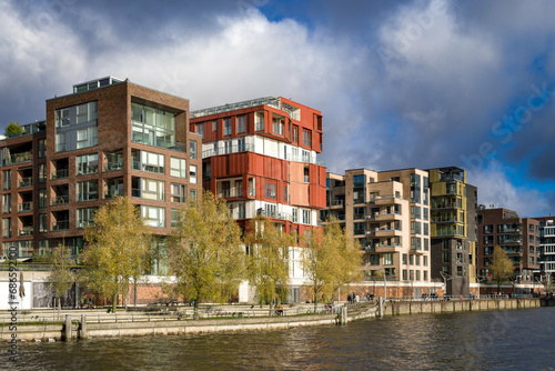 Promenade Hafencity Hamburg sonnig