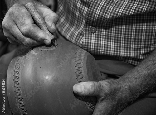 Obraz na płótnie master potter while modeling Vadastra Ceramica clay vessels w salonie