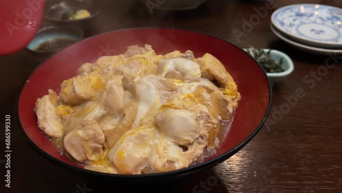 湯気が出てる熱々の親子丼。鶏肉を卵でとじた和食の動画。