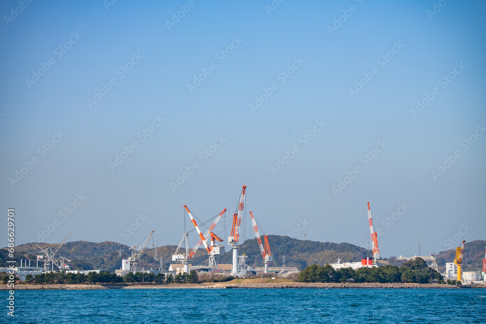 関門海峡を望む造船所