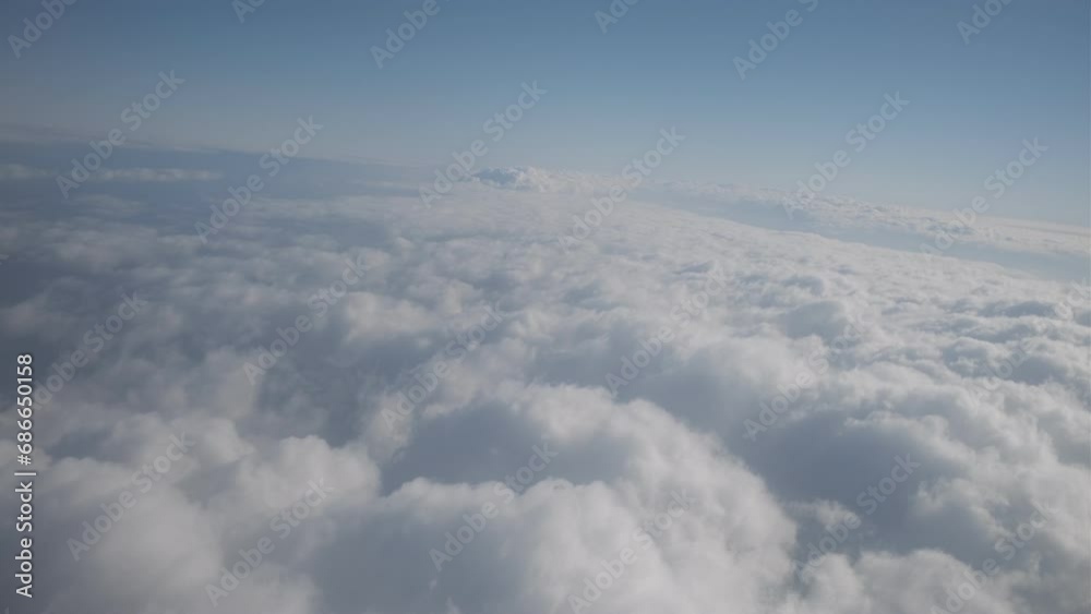 des nuages dans le ciel depuis la fenêtre de l'avion des nuages dans le ciel depuis la fenêtre de l'avion