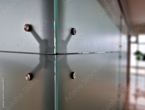 Fotografie glass building where the walls are made thick walled glass with smoky opaque color