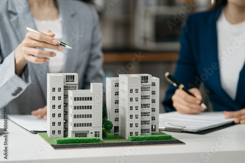Cuadro en lienzo House model with agent asking costumer for contract to buy, get insurance or loan real estate or property