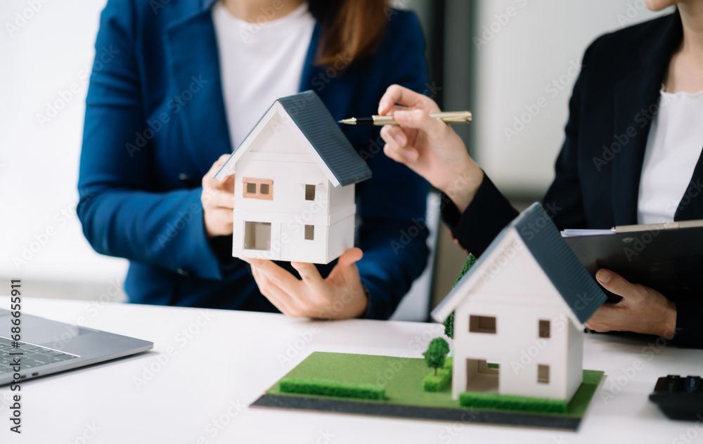 Salesman Hands On House Model , Small Toy House Small Mortgage Property insurance and concepts real estate.. Salesman Hands On House Model , Small Toy House Small Mortgage Property insurance and concepts real estate..