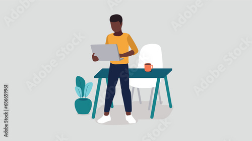 Ein Mann steht vor seinem Schreibtisch mit einem Laptop - Business-Konzept