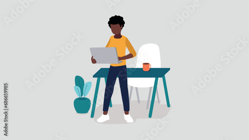 Ein Mann steht vor seinem Schreibtisch mit einem Laptop - Business-Konzept