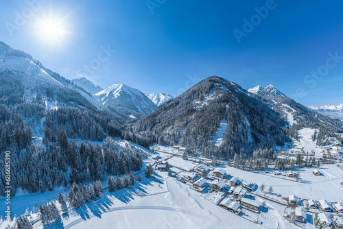 Ausblick in die verschneiten Tiroler Alpen ins Tal zwischen Bichlbach und Berwang  © ARochau