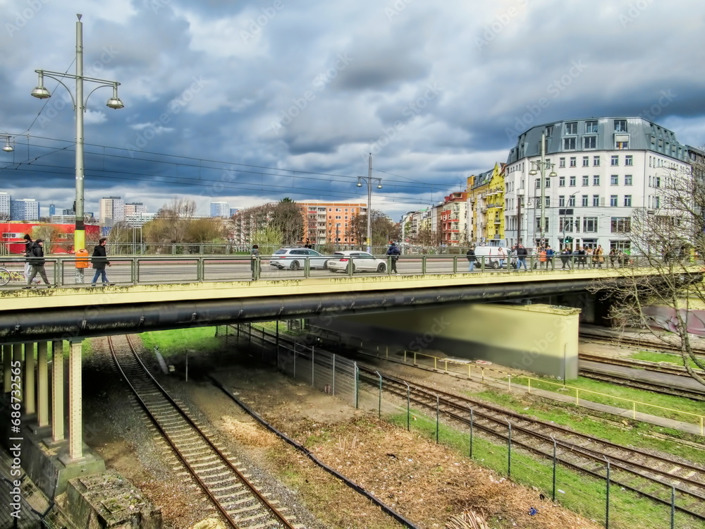 Fototapeta premium berlin, deutschland - warschauer brücke im stadtviertel friedrichshain