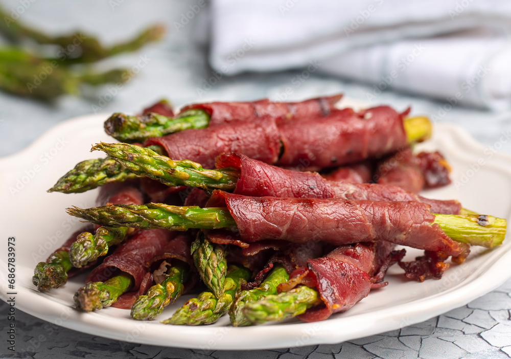 Grilled asparagus with bacon (Turkish name; Pastirmali kuskonmaz ızgara)