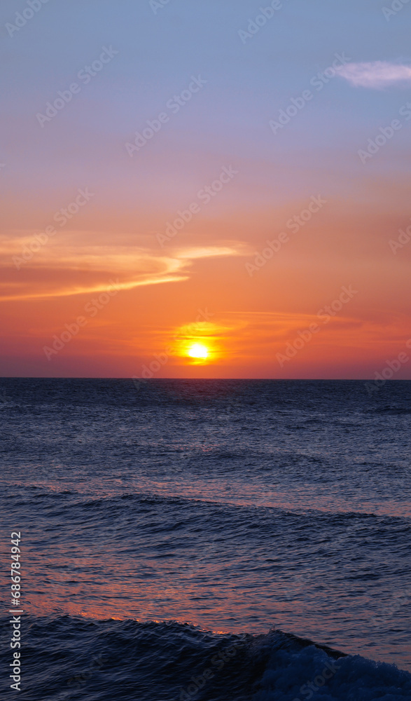 Atardecer en la playa venezuela formato vertical Atardecer en la playa venezuela formato vertical