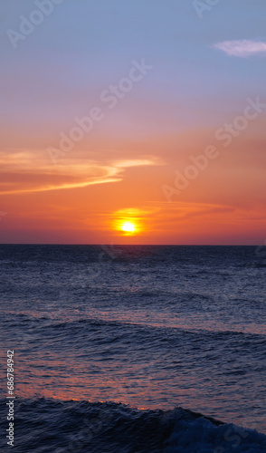 Atardecer en la playa venezuela formato vertical