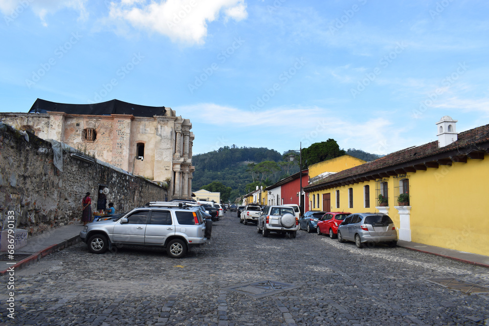 Tercera Avenida Norte y Ruinas del Carmen en Antigua Guatemala.