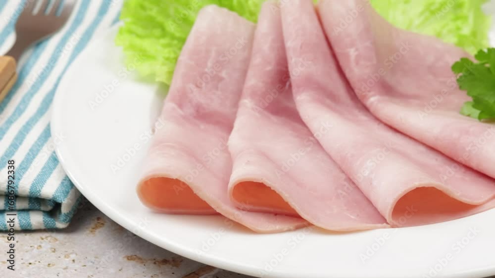 plusieurs tranches de jambon dans une assiette plusieurs tranches de jambon dans une assiette