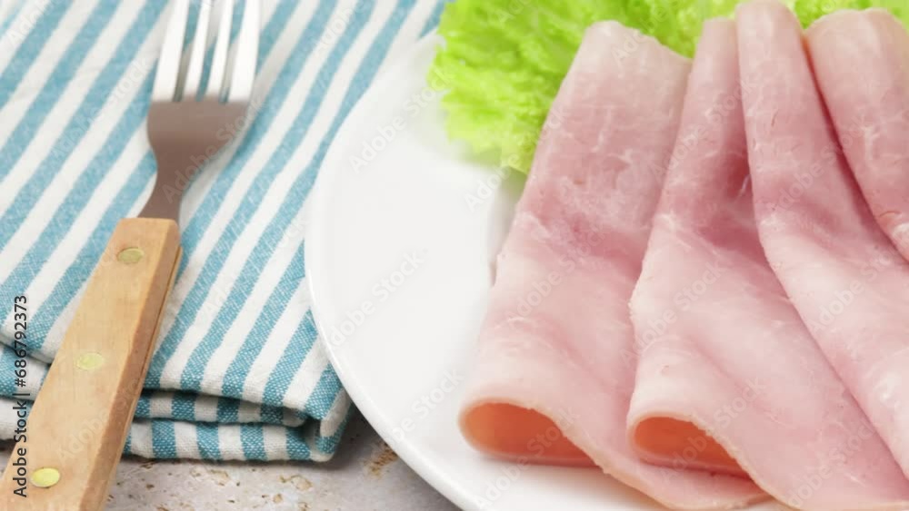 plusieurs tranches de jambon dans une assiette plusieurs tranches de jambon dans une assiette