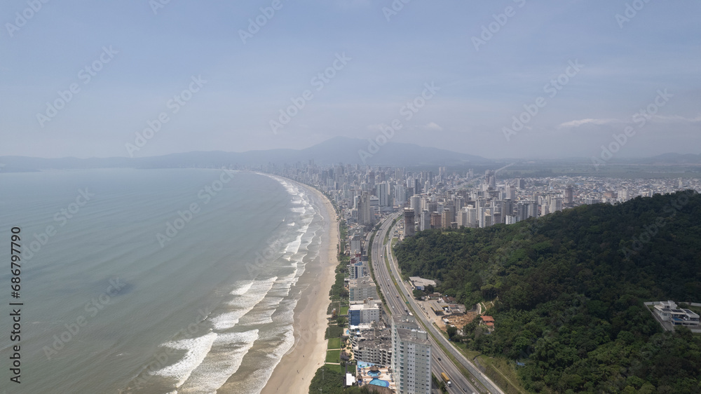 Foto aérea 4k das praias de Itapema Centro e Meia Praia no litoral de Santa Catarina