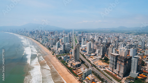 Foto aérea 4k das praias de Itapema Centro e Meia Praia no litoral de Santa Catarina photo