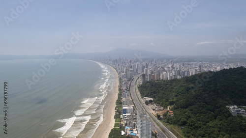 Foto aérea 4k das praias de Itapema Centro e Meia Praia no litoral de Santa Catarina © Thiago