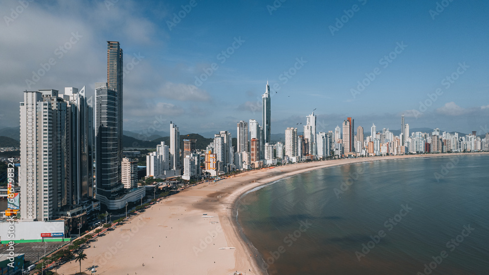 Obraz premium Imagens aéreas 4K da praia de Balneário Camboriu, Santa Catarina, vista da Barra Sul
