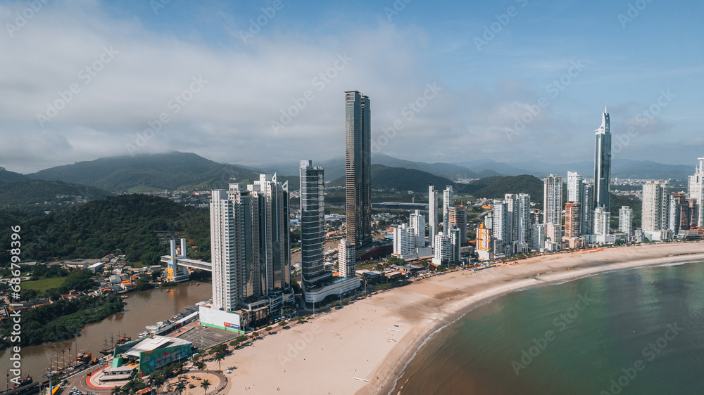 Imagens aéreas 4K da praia de Balneário Camboriu, Santa Catarina, vista da Barra Sul